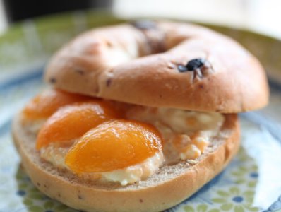 Bagel con Nespole e formaggio