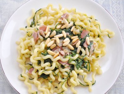 Fusilli agli Agretti, Pinoli e Prosciutto