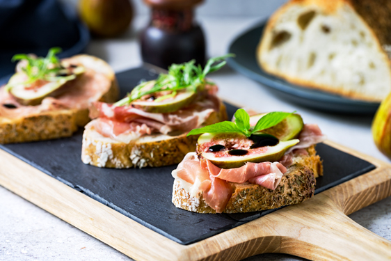 Crostini con fichi e prosciutto crudo