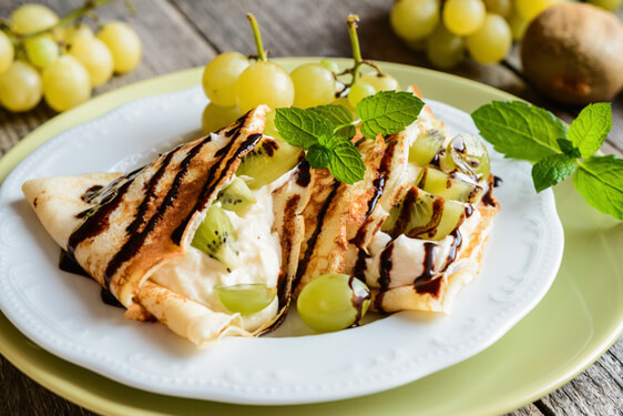 Crepes con kiwi, uva e cioccolato