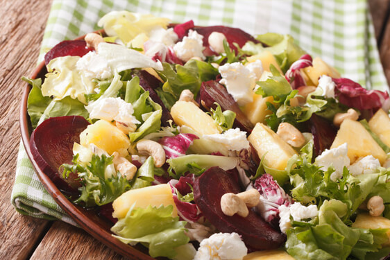 Insalata con Ananas, Rapa rossa e formaggio