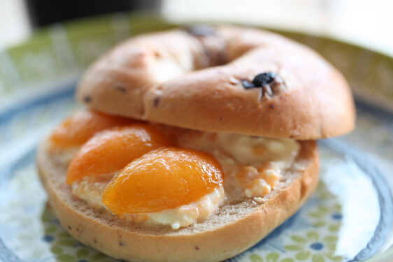 Bagel con Nespole e formaggio