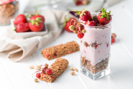 Barrette ai cereali con frutta secca e fragoline di bosco