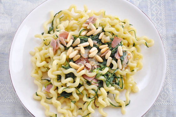 Fusilli lunghi ricci agli Agretti, Pinoli e Prosciutto