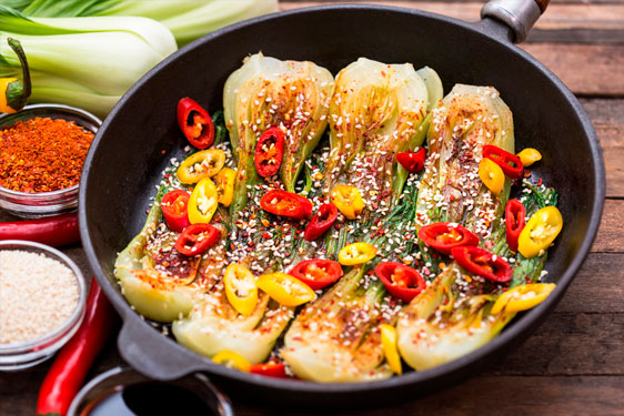 Cavolo Pak choi con sesamo e peperoncino