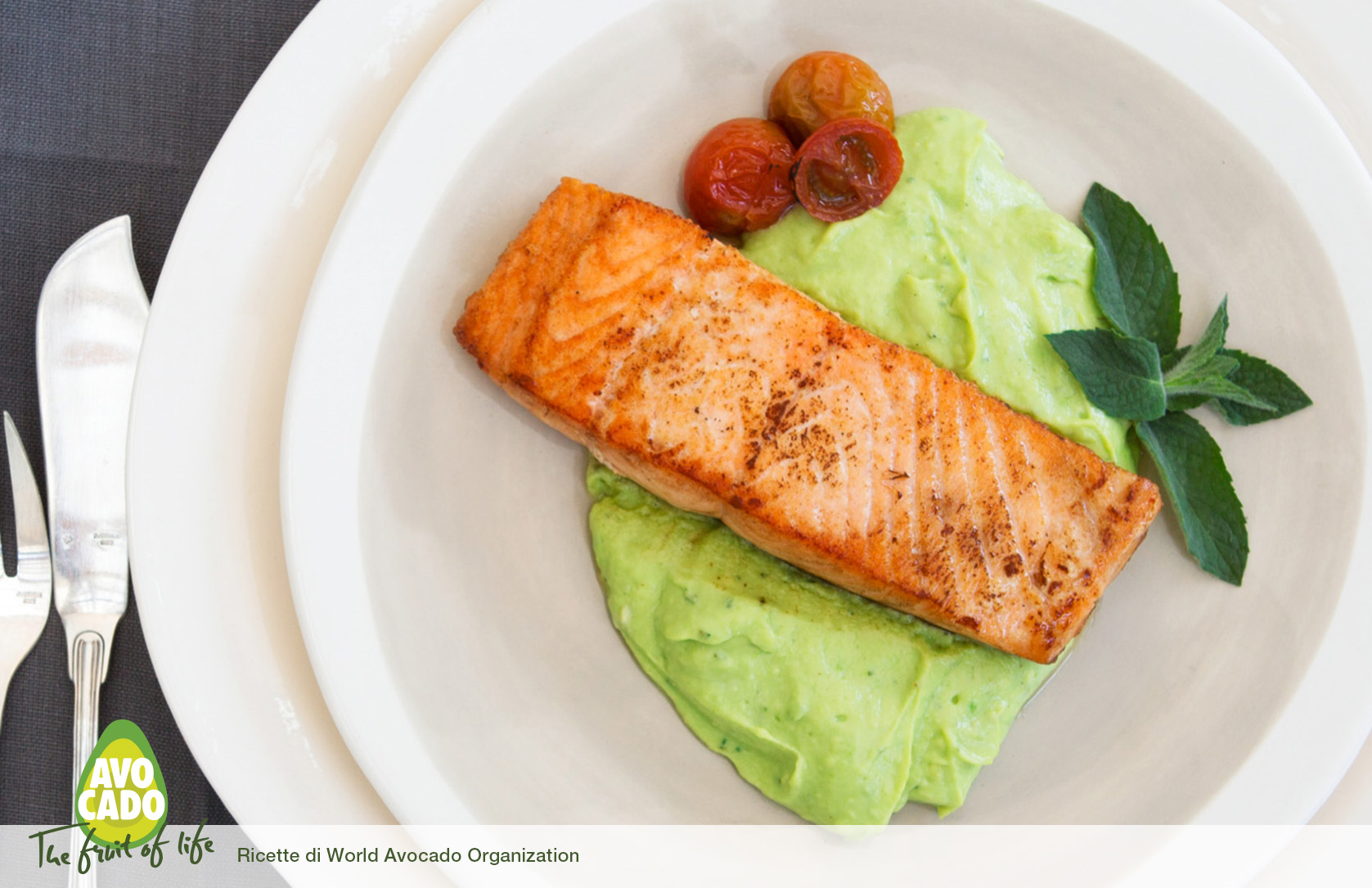 Salmone grigliato su mousse di avocado e coriandolo