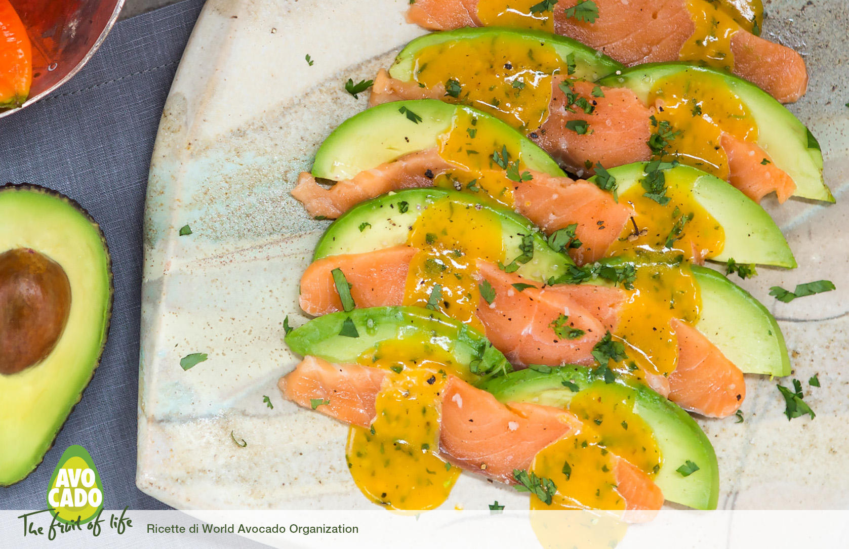 Piatto piccante salmone e avocado