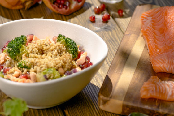 Insalasana di quinoa con broccolo e salmone