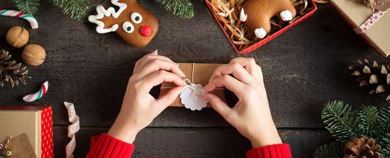 Decorare un pacchetto regalo con i fiori