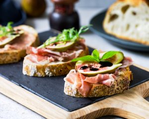 Crostini con fichi e prosciutto crudo